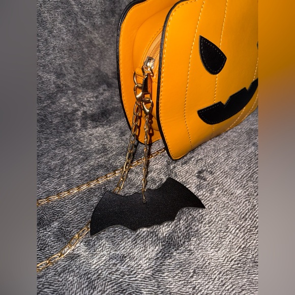 NWOT Pumpkin Shaped Crossbody Bag - Picture 10 of 13